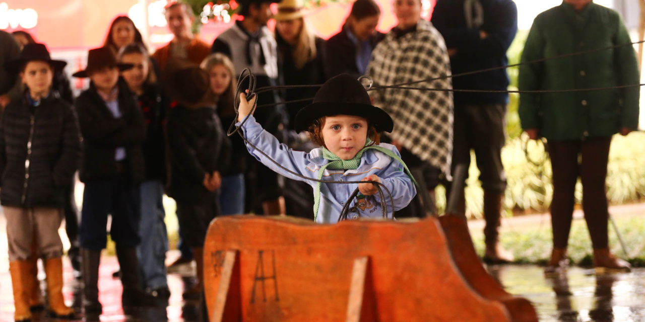 Laçada de Vaca Parada resgata as raízes da Festa Nacional do Pinhão e promove a inclusão de crianças com deficiências