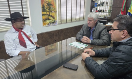 Administração Municipal homenageia CTG Beto Preto por conquistas no Rodeio Nacional de Campeões