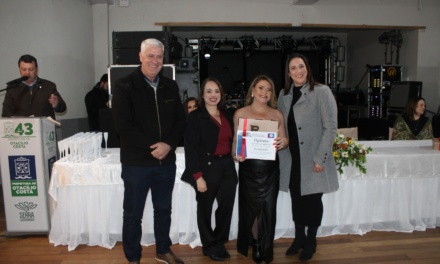 Escola Pedro Álvares Cabral celebra 65 anos de história com noite de homenagens em Otacílio Costa
