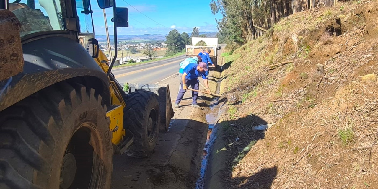 Após chuvas, avenida Santa Catarina passa por manutenção e limpeza