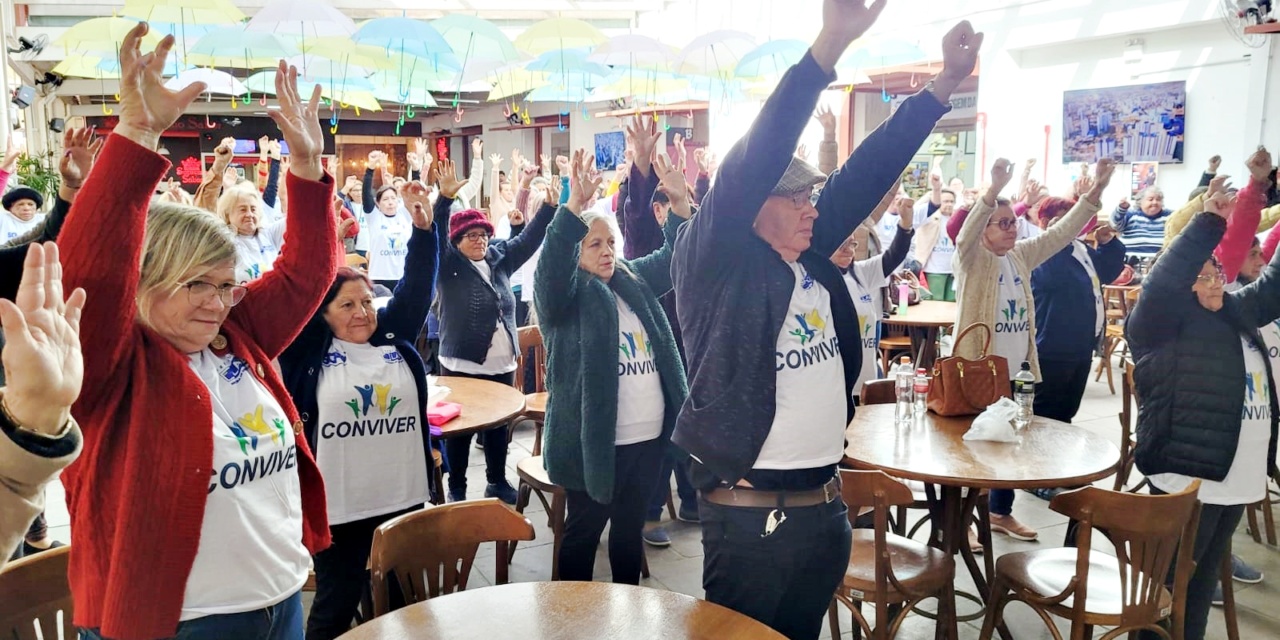 Aulão Conviver: idosos do Serviço de Convivência e Fortalecimento de Vínculos dos CRAS ganharam camisetas personalizadas para prática de atividades físicas