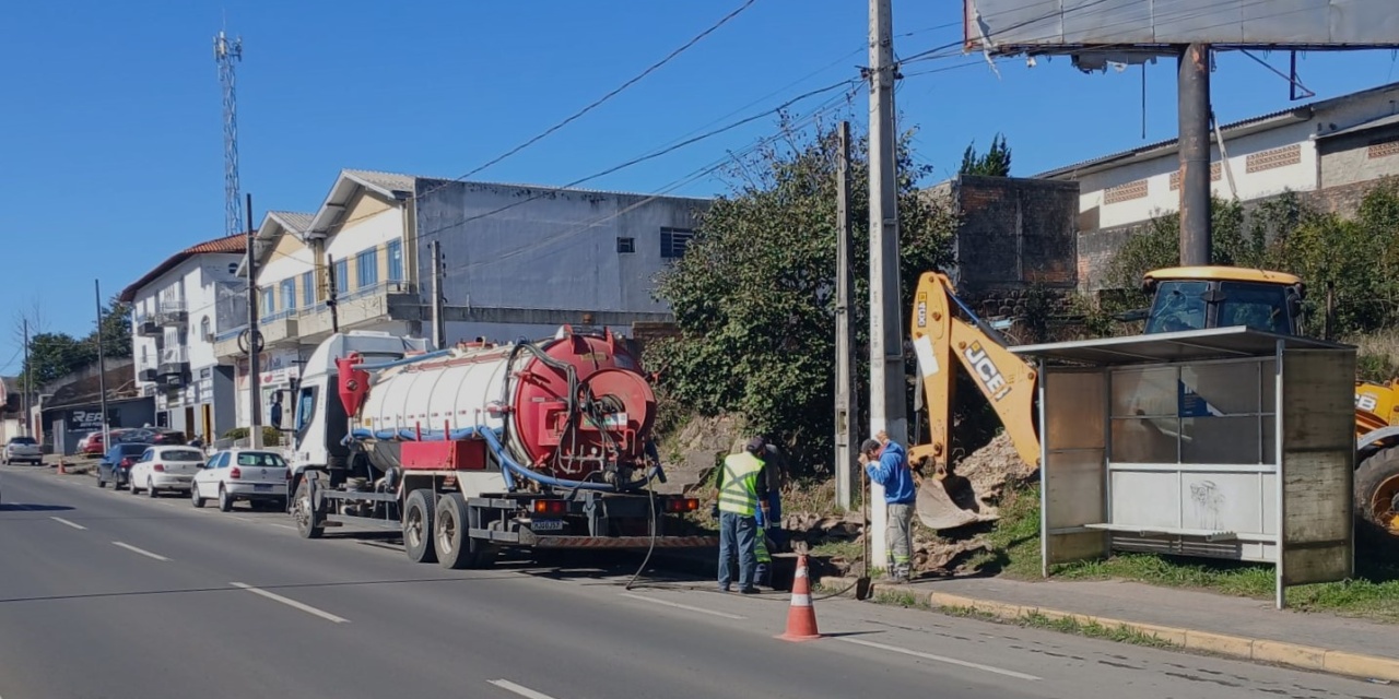 Operação conjunta alerta para o descarte irregular em redes de drenagem