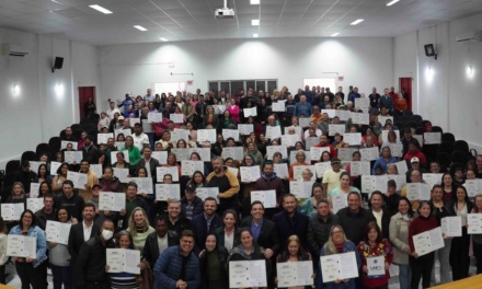 Prefeitura de Lages entrega 131 escrituras aos moradores do loteamento Lourival Bet pelo “Lar + Escrituras”
