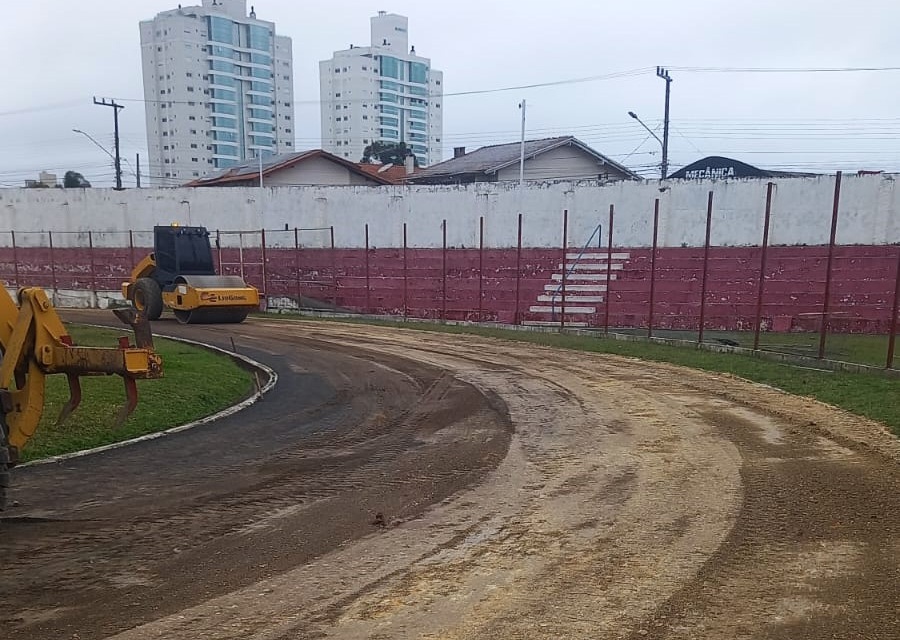 Pista de atletismo do Estádio Vidal Ramos Júnior está sendo revitalizada