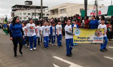 Crianças, estudantes e professores participam do Desfile Cívico na avenida Luiz de Camões