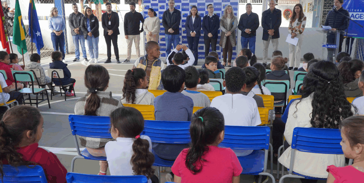 Comunidade Escolar da Emeb Saul de Athayde recebe nova quadra esportiva