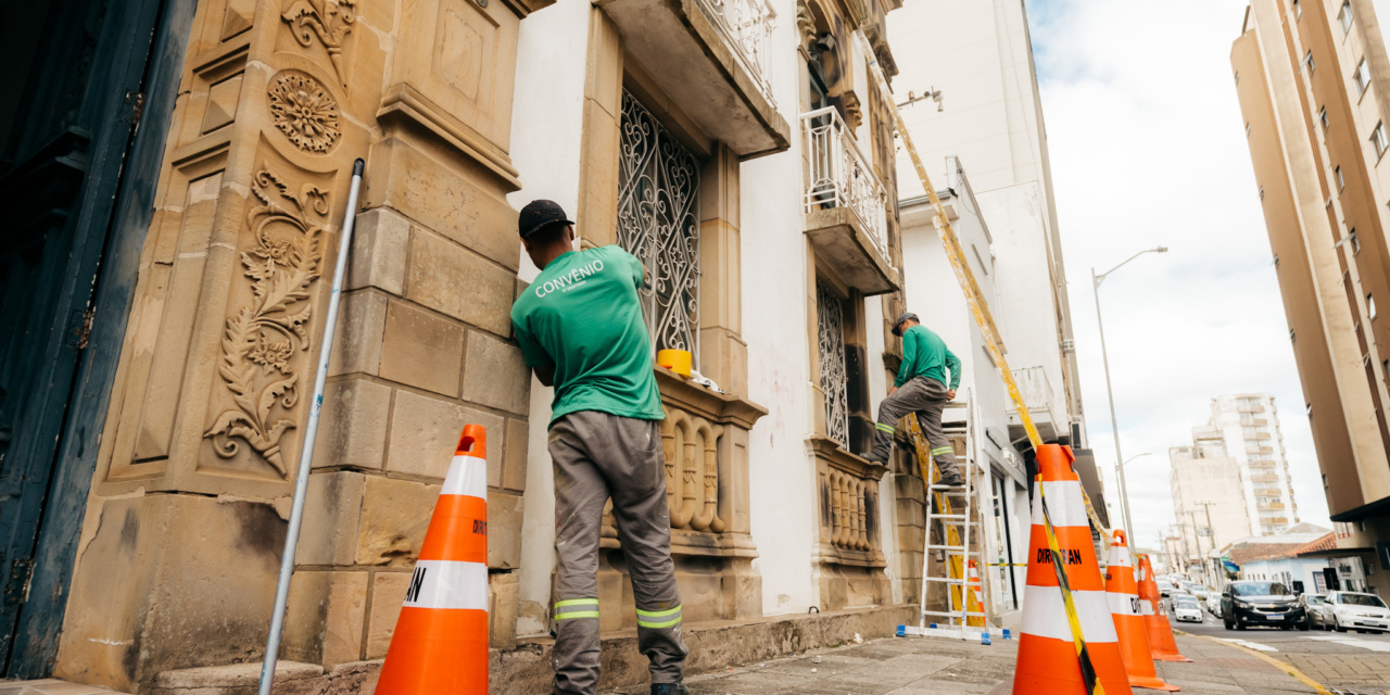 Município executa pintura de reparo em pontos específicos do prédio da Prefeitura de Lages, tombado como patrimônio histórico e símbolo da gestão pública da cidade