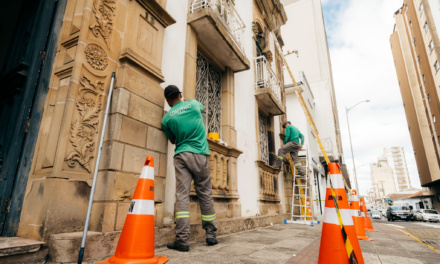 Município executa pintura de reparo em pontos específicos do prédio da Prefeitura de Lages, tombado como patrimônio histórico e símbolo da gestão pública da cidade