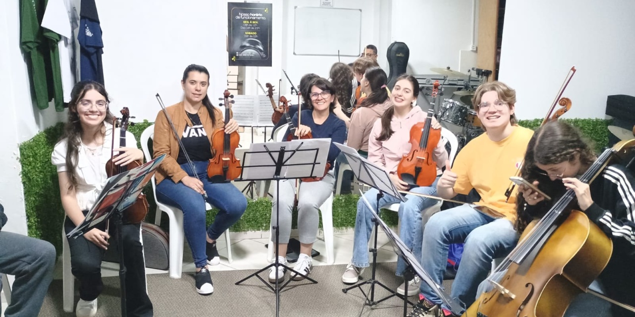 Orquestra Sinfônica de Lages realiza devolutiva anual com mais de 100 alunos no Teatro Marajoara