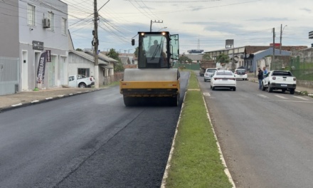 Recapeamento da Avenida 1º de Maio avança com 600 toneladas de massa asfáltica