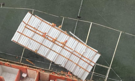 Chuva forte faz estragos, derrubou árvores e arrancou coberturas em Lages
