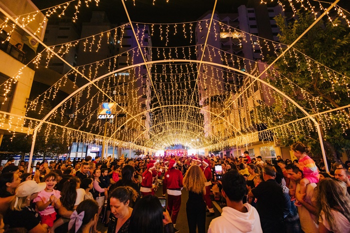 Luzes da decoração natalina são acesas e Lages revive o clima do Natal FelizCidade