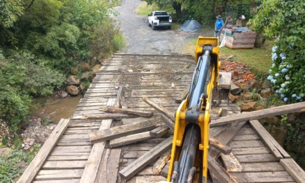 Reconstruída ponte na Rua Vivandério Santos do Vale, no bairro Caroba