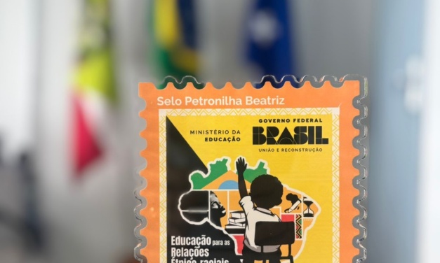 Secretaria da Educação de Lages recebe Selo Petronilha Beatriz Gonçalves e Silva por ações de valorização das relações étnico-raciais