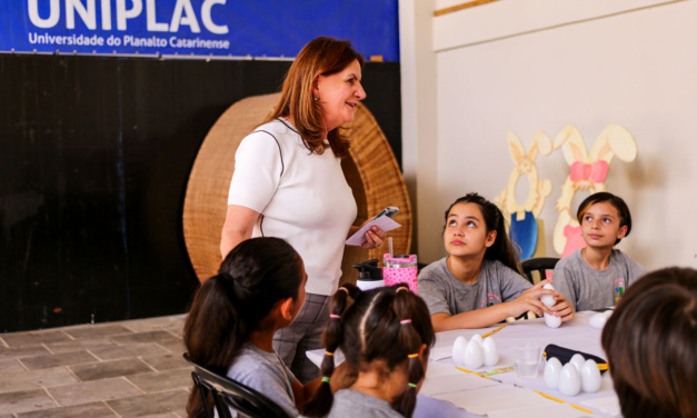 Doce Páscoa: Crianças e estudantes do Sistema Municipal de Educação irão pintar mais de cinco mil ovos para decorar árvores da Praça João Costa