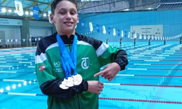 Nadador Miguel Viscardi Neto conquista quatro ouros e bate recorde em Santo André (SP)