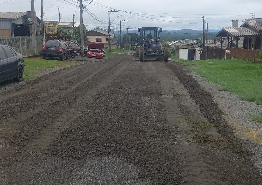 Obras ganham ritmo em Lages com reforço no revestimento primário e melhoria da mobilidade urbana na região Sul