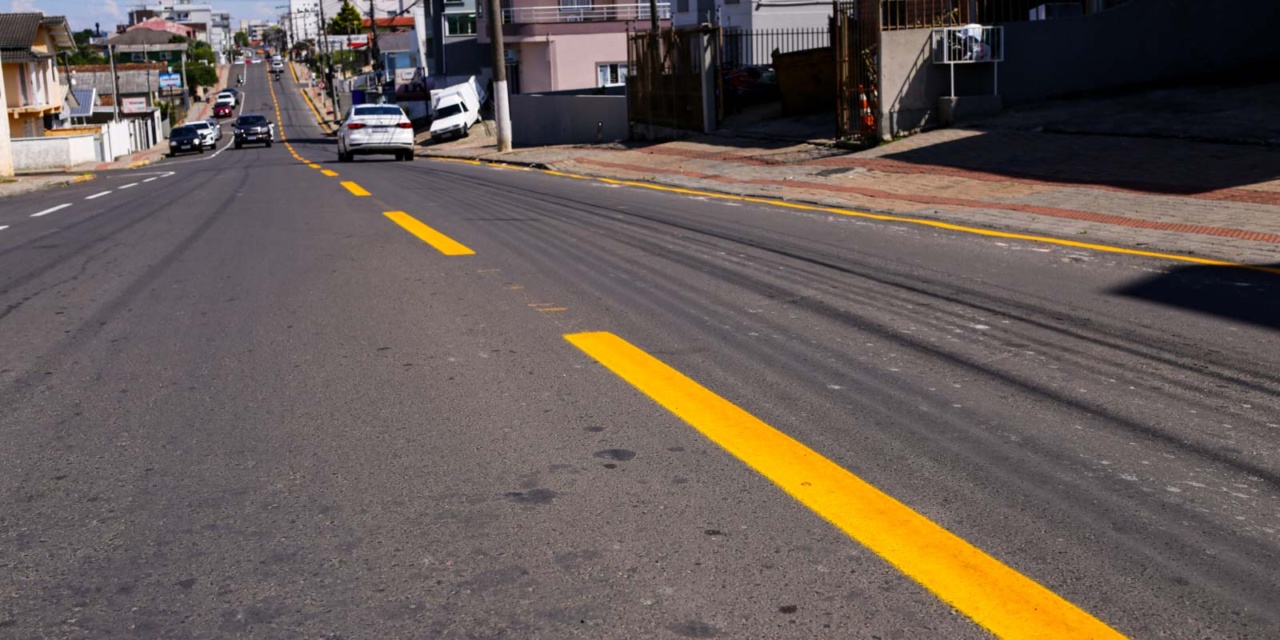 Sinalização de trânsito e mudança em via estratégica são realizadas para melhorar fluxo de veículos