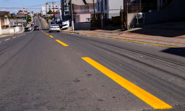 Sinalização de trânsito e mudança em via estratégica são realizadas para melhorar fluxo de veículos