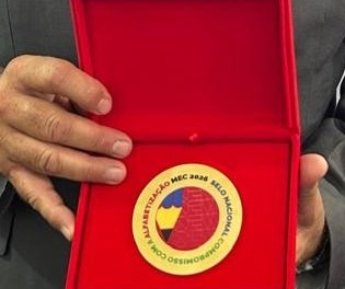 Otacílio Costa recebe o Selo Ouro Nacional de Compromisso com a Alfabetização