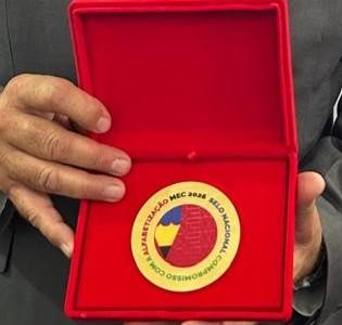 Otacílio Costa recebe o Selo Ouro Nacional de Compromisso com a Alfabetização