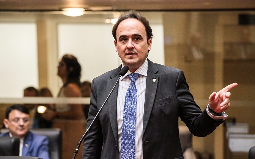 Deputado Carlos Humberto permanece no PL e buscará a reeleição