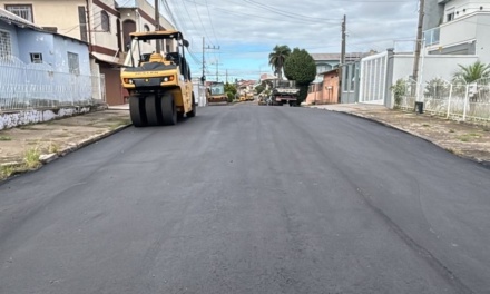 Bairro Copacabana recebe 500 toneladas de massa asfáltica em dois trechos com asfalto extremamente deteriorado