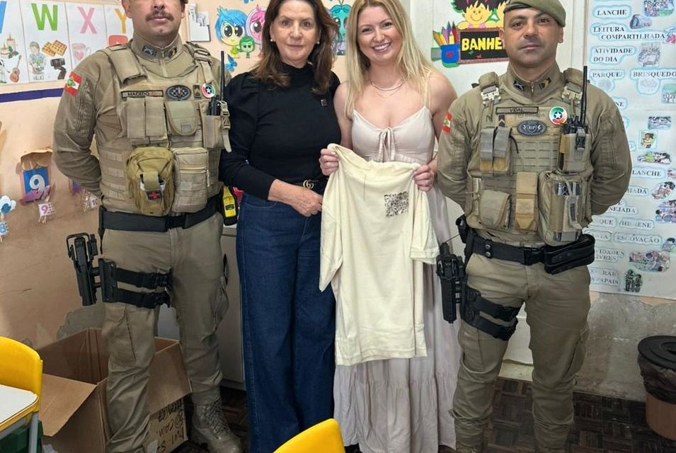 Oficina de customização de camisetas mobiliza comunidade e aborda prevenção à violência contra a mulher em Lages