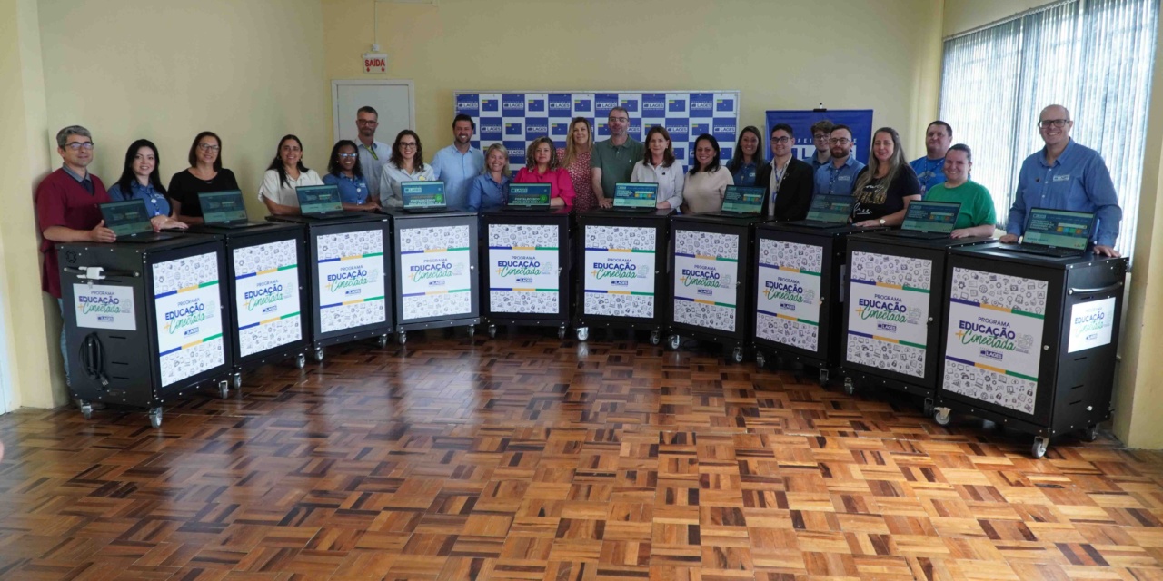 Prefeitura de Lages entrega dez laboratórios móveis de informática às unidades de ensino municipais