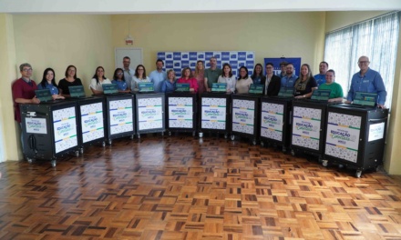 Prefeitura de Lages entrega dez laboratórios móveis de informática às unidades de ensino municipais