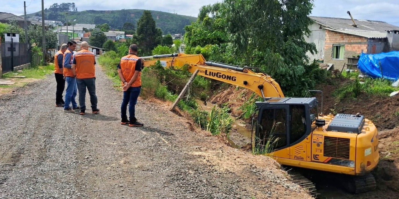 Prefeitura de Lages realiza limpeza de córregos e riachos em mais de 10 quilômetros de extensão