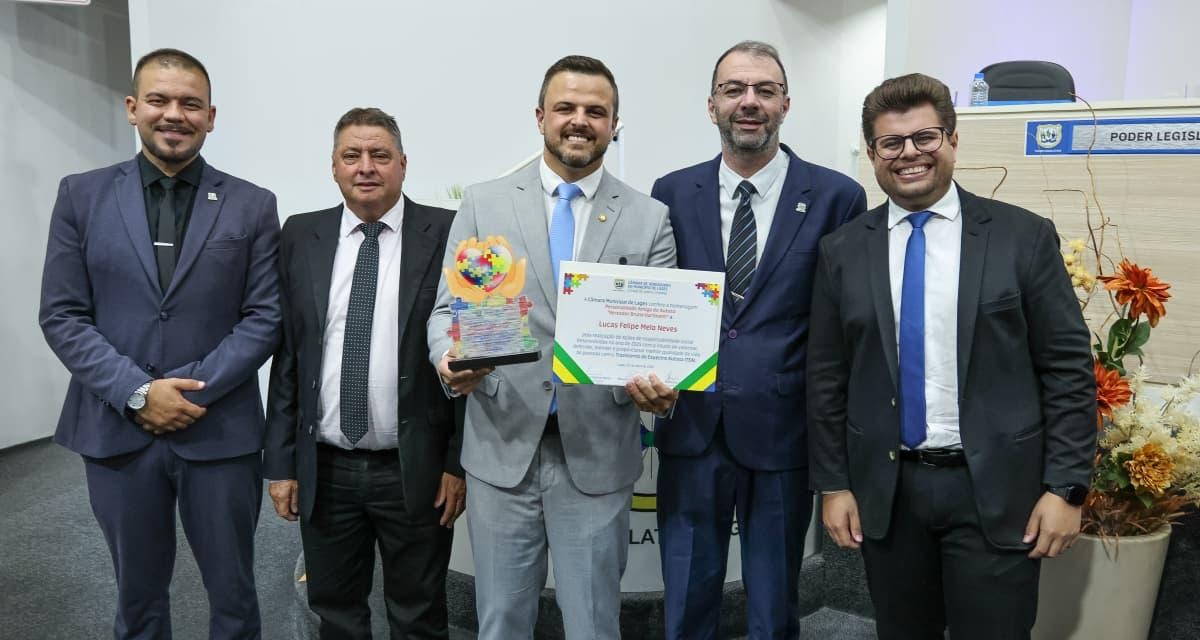 LUCAS NEVES RECEBE TROFÉU “PERSONALIDADE AMIGA DO AUTISTA” EM LAGES