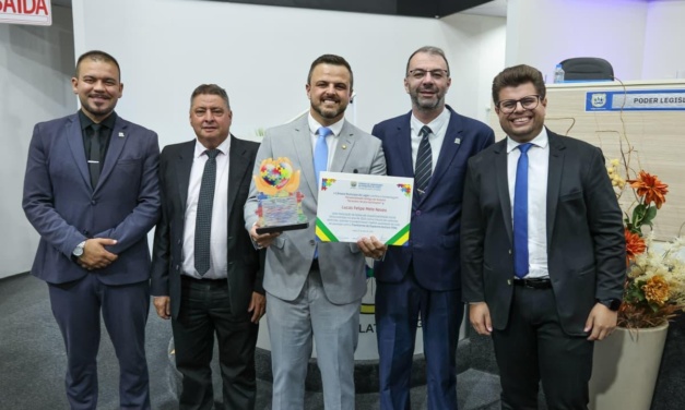LUCAS NEVES RECEBE TROFÉU “PERSONALIDADE AMIGA DO AUTISTA” EM LAGES