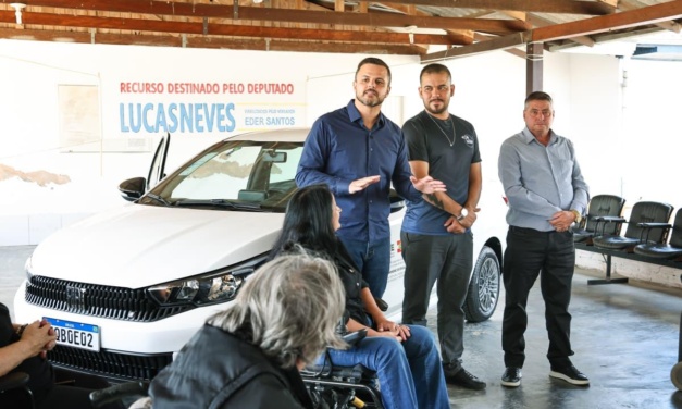 Lucas Neves entrega carro novo e reforça atendimento da ASDF em Lages