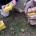 Motorista foge de fiscalização, bate em carros parados e acaba preso com quase 25 quilos de cocaína em Chapecó