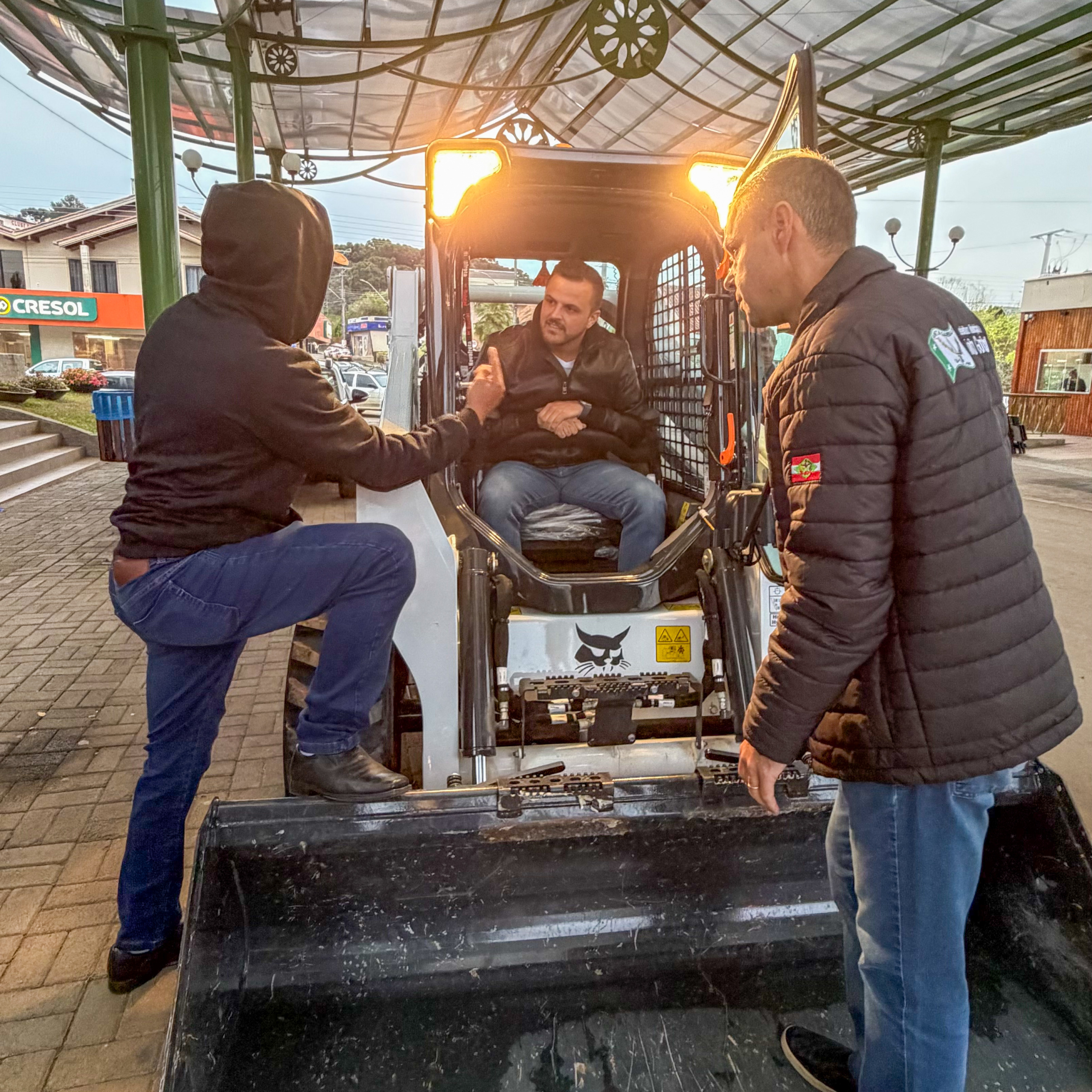 Nova Bobcat chega a Anita Garibaldi com recursos do deputado Lucas Neves