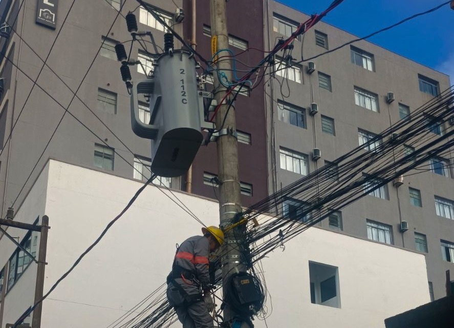 Operação “Limpa Fio” avança pela cidade e serviços são concluídos na rua Manoel Thiago de Castro, no Centro Caixa de entrada