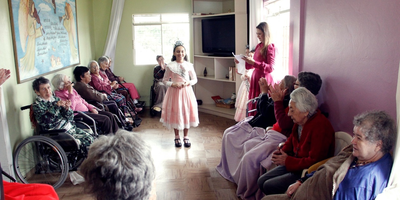 Realeza Mirim da 36ª Festa Nacional do Pinhão alegra os idosos do Lar Vicentino