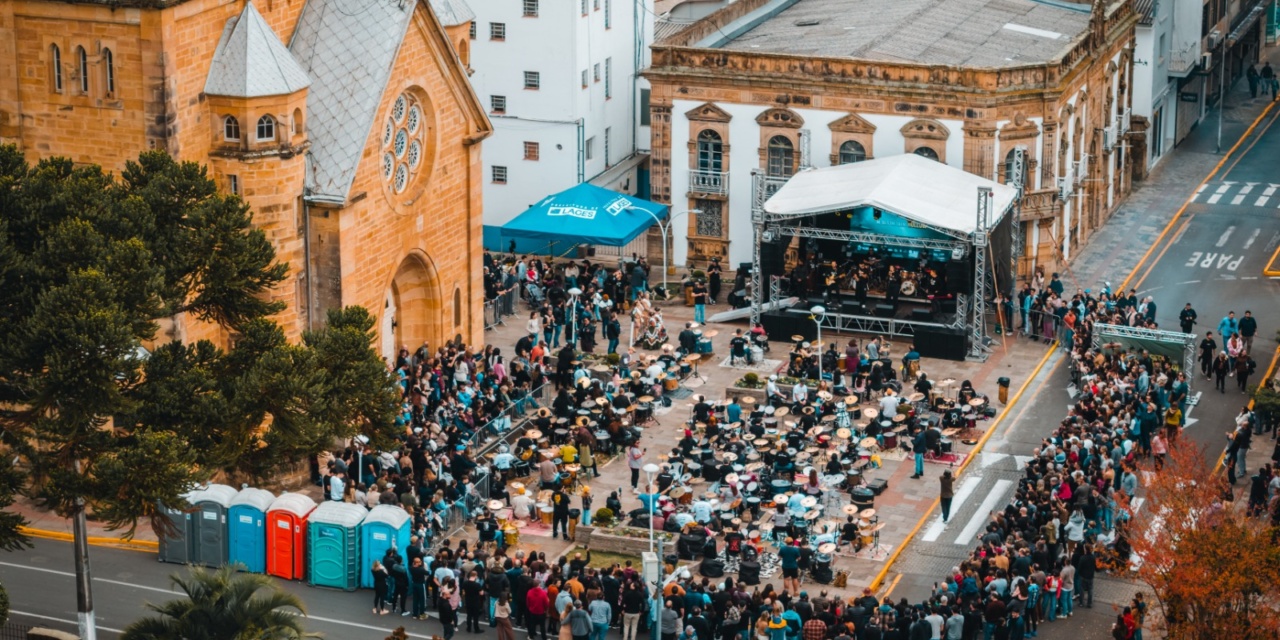 Bateras na Serra reuniu bateristas e percussionistas em grande espetáculo coletivo no Centro de Lages
